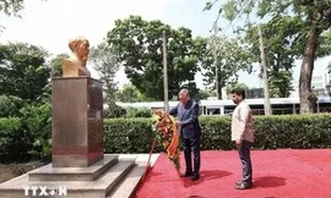 Tổng Bí thư, Chủ tịch nước Tô Lâm dâng hoa tại Tượng Chủ tịch Hồ Chí Minh ở Colombo