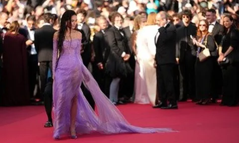 Minh tinh Demi Moore thu hút ánh nhìn với đầm tím