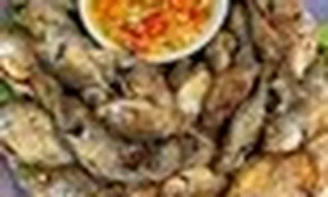 Chiên cá đừng chỉ dùng dầu ăn: Thả thêm một mẩu này vào chảo, cá giòn rụm, không bắn dầu mà lại thơm "gây nghiện"