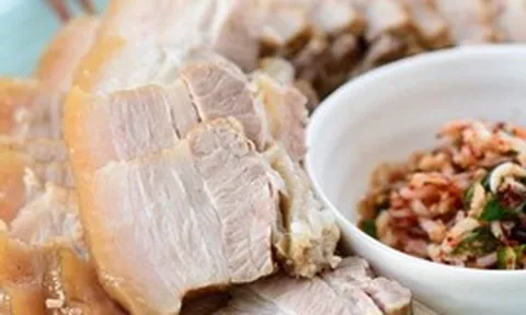 Thịt vừa luộc xong không nên ăn luôn, sự thật về quá trình "nghỉ" để trọn vẹn lộc lá