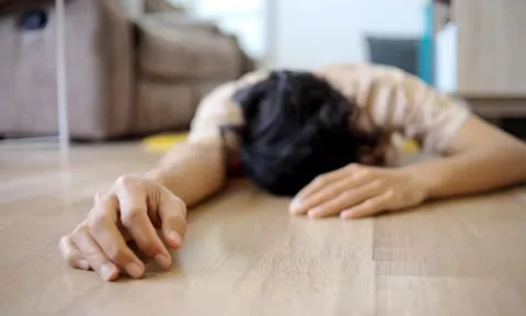 Người phụ nữ 63 tuổi tử vong sau bữa trưa, bác sĩ cảnh báo thói quen "chí mạng" nhiều người vẫn vô tư làm mỗi ngày