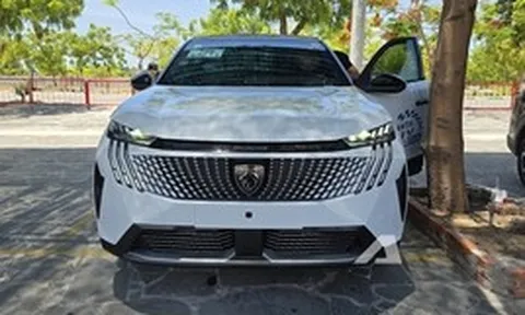 Ảnh thực tế Peugeot 3008 đời mới tại Việt Nam: Dáng coupe sành điệu, màn cong siêu dài, chờ giá để cạnh tranh CX-5, Tucson