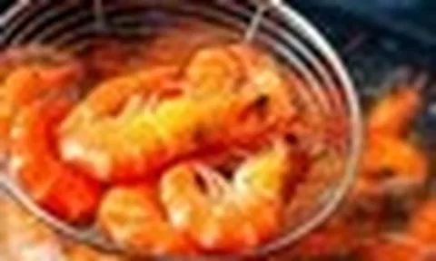 Luộc tôm đừng chỉ cho mỗi nước: Thêm 1 trong 2 gia vị này, tôm đỏ au, thịt ngọt săn chắc