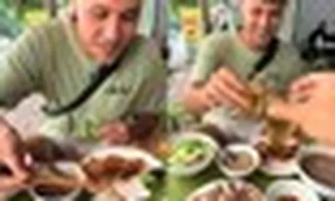 Khách Tây lần đầu thử lòng lợn, ngỡ ngàng vì cảnh tượng diễn ra lúc 7 giờ sáng