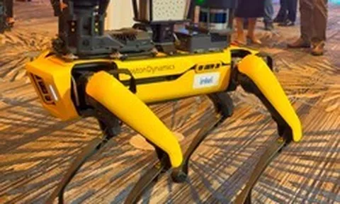 Chó robot tại nhà máy Intel Việt Nam đi tuần, kiểm tra rò rỉ khí gas, nhiệt độ, áp suất