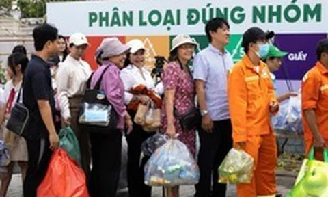 Một “ông lớn” hàng tiêu dùng cắt giảm 1.400 tấn nhựa nguyên sinh mỗi năm, đưa công nghệ vào thu hồi rác tái chế tại TP.HCM