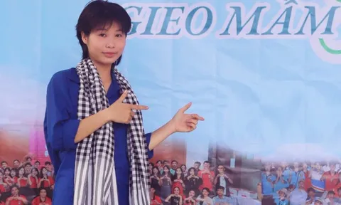 Từ cô bé bế em gửi quán nước ven đường gây xúc động đến giảng đường đại học