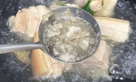 Bọt váng khi luộc thịt càng nhiều "càng độc"? Chuyên gia giải đáp