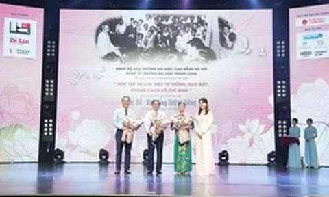 Chương trình nghệ thuật đặc biệt ‘Bác Hồ - hai tiếng thiêng liêng’ đến với Đại học Thăng Long