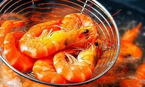 Luộc tôm đừng chỉ cho mỗi nước: Thêm 1 trong 2 gia vị này, tôm đỏ au, thịt ngọt săn chắc