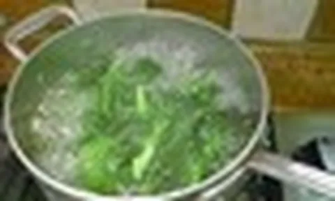 Luộc rau mà cho thêm 1 thìa này, rau trông xanh mướt, lại còn giòn ngọt ngon miệng