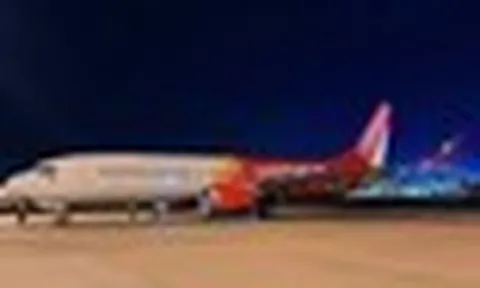 Chiều 1/7, sân bay Tân Sơn Nhất ghi nhận một máy bay khác lạ của Vietjet