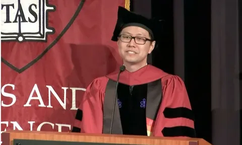Chàng trai 2 lần bị trường đại học từ chối nay trở thành tiến sĩ Harvard, bài phát biểu gây xúc động