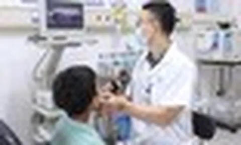 Bố mẹ chữa hóc xương cá bằng mẹo, bé trai phải nhập viện cấp cứu