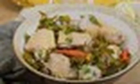 Đi chợ thấy nắm lá dại này nhớ mua ngay: Đem vò nát nấu với thịt gà, vị chua thanh cuốn miệng, ăn đến đâu sảng khoái đến