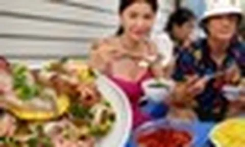 Cả gia đình hotmom Thủy Anh mê tít món bánh "nhỏ mà có võ" này khi du lịch Nha Trang: Ai đi biển cũng phải thử ít nhất một lần!