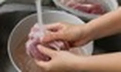 Người Việt mắc sai lầm khi rửa thịt sống trước khi nấu