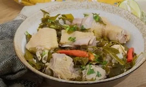 Đi chợ thấy nắm lá dại này nhớ mua ngay: Đem vò nát nấu với thịt gà, vị chua thanh cuốn miệng, ăn đến đâu sảng khoái đến