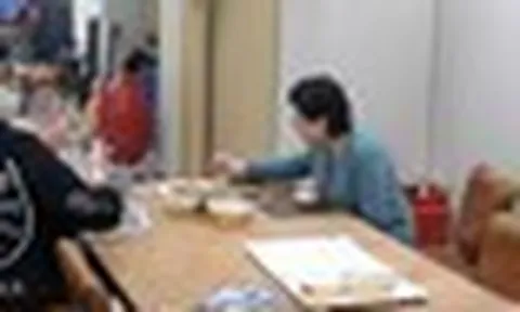 Bức ảnh này có gì BẤT THƯỜNG mà khiến nhiều người xem xong phải thốt lên: "Tuổi thơ của con chính là tuổi già của cha mẹ"!