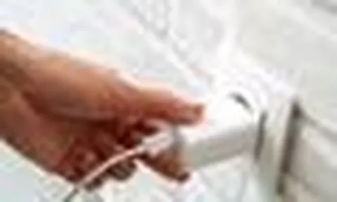 Lời khuyên cho tất cả những ai không rút sạc điện thoại khi đi ngủ