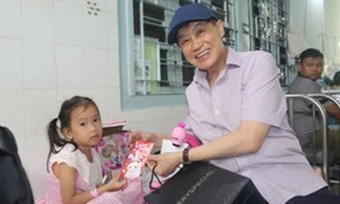 Tỷ phú Johnathan Hạnh Nguyễn xuất hiện tại BV Nhi đồng 2 với chiếc túi "Very Special" vào ngày đặc biệt