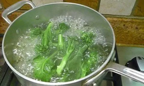 Luộc rau mà cho thêm 1 thìa này, rau trông xanh mướt, lại còn giòn ngọt ngon miệng