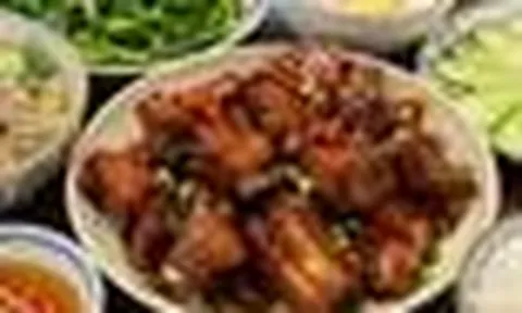 Đừng ướp sườn ngay, đầu bếp 5 sao chỉ cách làm giúp sườn rim mềm, bóng và đậm vị hơn hẳn