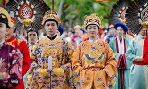 Rực rỡ sắc màu Việt phục tại Cố đô Huế