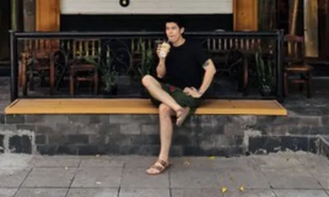 Người đàn ông gia thể khủng ở Hà Nội bỏ việc lương 20 triệu sáng đi bán cafe, tối đi hát