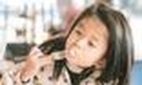 Trẻ thông minh hay không, chỉ cần nhìn cách ăn cơm là biết? 6 dấu hiệu cha mẹ nên để ý