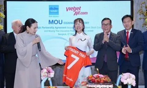 Tiến sĩ Nguyễn Thị Phương Thảo bắt tay Madam Pang