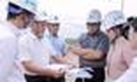 Cận cảnh nhan sắc “vạn người mê” của nữ chủ tịch sinh năm 1999 khi đi thị sát dự án nghìn tỷ