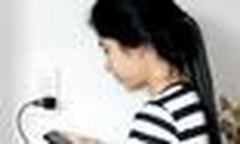 Lời khuyên cho những người vừa sử dụng điện thoại vừa sạc pin