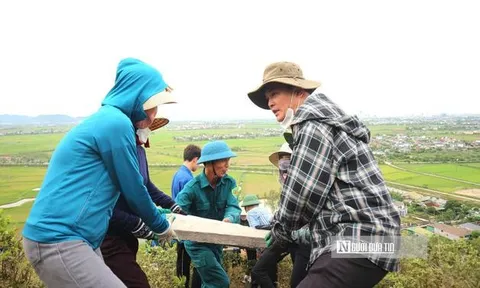 Dòng người cõng 2.000 tấm bê tông lên núi Nhón phục dựng dòng chữ về Bác Hồ