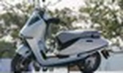 Một chiếc xe máy điện Honda đang khan hàng, đội giá hàng triệu đồng tại đại lý