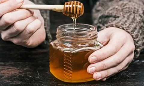 Uống nước mật ong đặc mỗi ngày suốt 1 năm, người đàn ông 64 tuổi bất ngờ khi đi khám