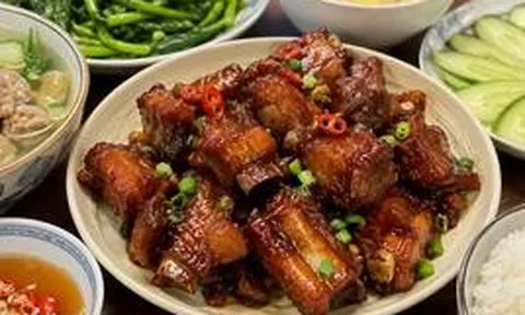 Đừng ướp sườn ngay, đầu bếp 5 sao chỉ cách làm giúp sườn rim mềm, bóng và đậm vị hơn hẳn