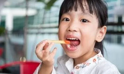 Trẻ thông minh hay không, chỉ cần nhìn cách ăn là biết: 6 chi tiết nhỏ tiết lộ mức độ phát triển não bộ