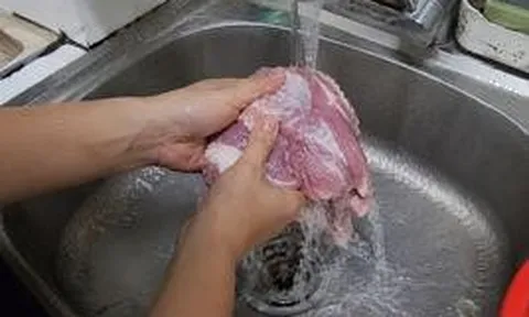 Vì sao nhiều người không bao giờ rửa thịt trước khi nấu?