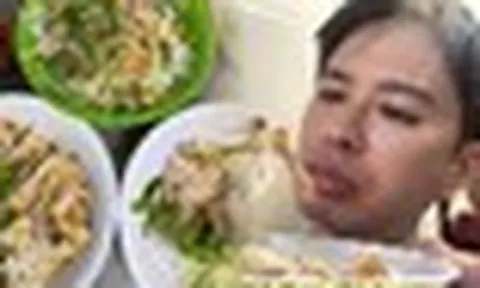 Khách Nhật ăn phở gà Hà Nội rồi ví như "say nắng một cô bé kém tuổi", mê đến mức muốn ăn liền 3 bát