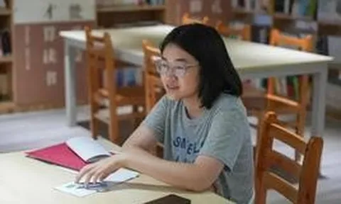 Mẹ đơn thân làm nghề nặng nhọc nuôi con ăn học, con gái được tuyển thẳng trường ĐH top đầu nói một câu khiến nhiều người xúc động