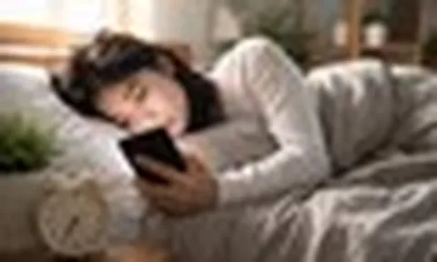 Sáng vừa thức dậy đã lướt điện thoại, chuyên gia cảnh báo 5 tác hại