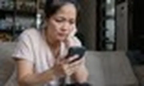 "Vào điện thoại của con xem tin nhắn mới tá hoả..." - Có gì mà bà mẹ Hà Nội hốt hoảng cảnh báo các phụ huynh khác thế này?