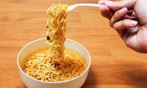 Người đàn ông suýt tử vong sau khi ăn mì tôm, câu hỏi của bác sĩ khiến mẹ bật khóc