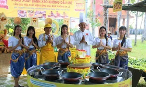 VIDEO: Hấp dẫn “vòng quay bánh xèo” không dùng dầu mỡ ở Cà Mau