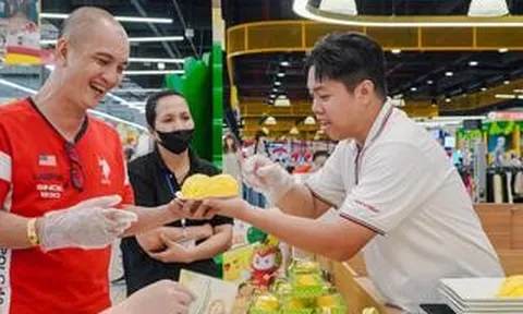 VIDEO: Người dân TPHCM đổ xô trải nghiệm buffet sầu riêng cuối tuần