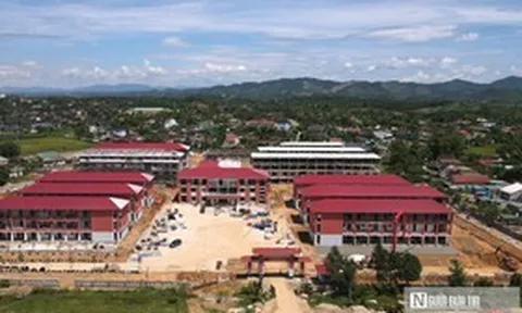 Công nhân miệt mài bám trụ công trường xuyên lễ vì ngày khai giảng của trẻ vùng cao