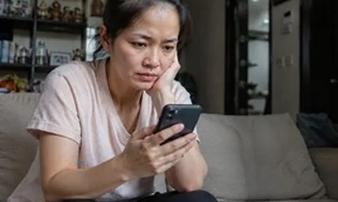 "Vào điện thoại của con xem tin nhắn mới tá hoả..." - Có gì mà bà mẹ Hà Nội hốt hoảng cảnh báo các phụ huynh khác thế này?