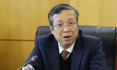 Thứ trưởng Bộ Nông nghiệp và Môi trường Hoàng Trung bị buộc thôi việc