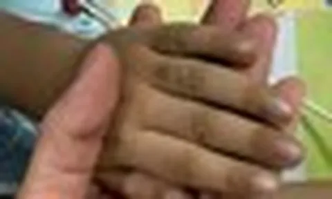 Bé trai 3 tuổi mặt "đổi màu", suýt chết sau khi ăn thức ăn thừa: Hãy vứt bỏ những loại thức ăn này ngay lập tức